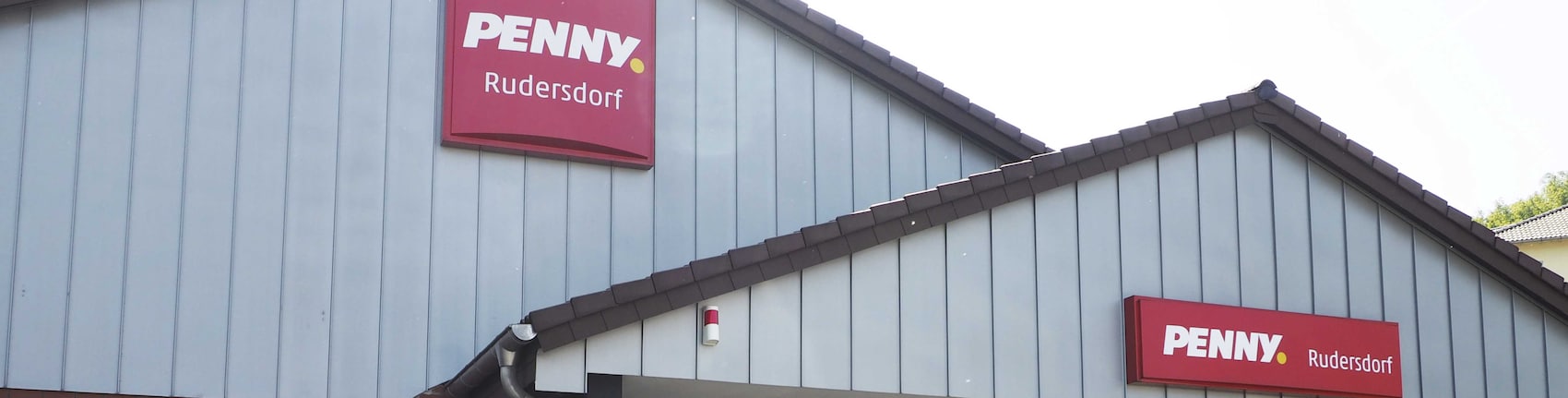 Sie sehen den Eingang vom Penny Markt in Wilnsdorf Dillenburger Str. 54