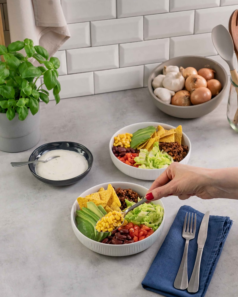 Dieses Bild zeigt, wie die Bowls angerichtet werden.