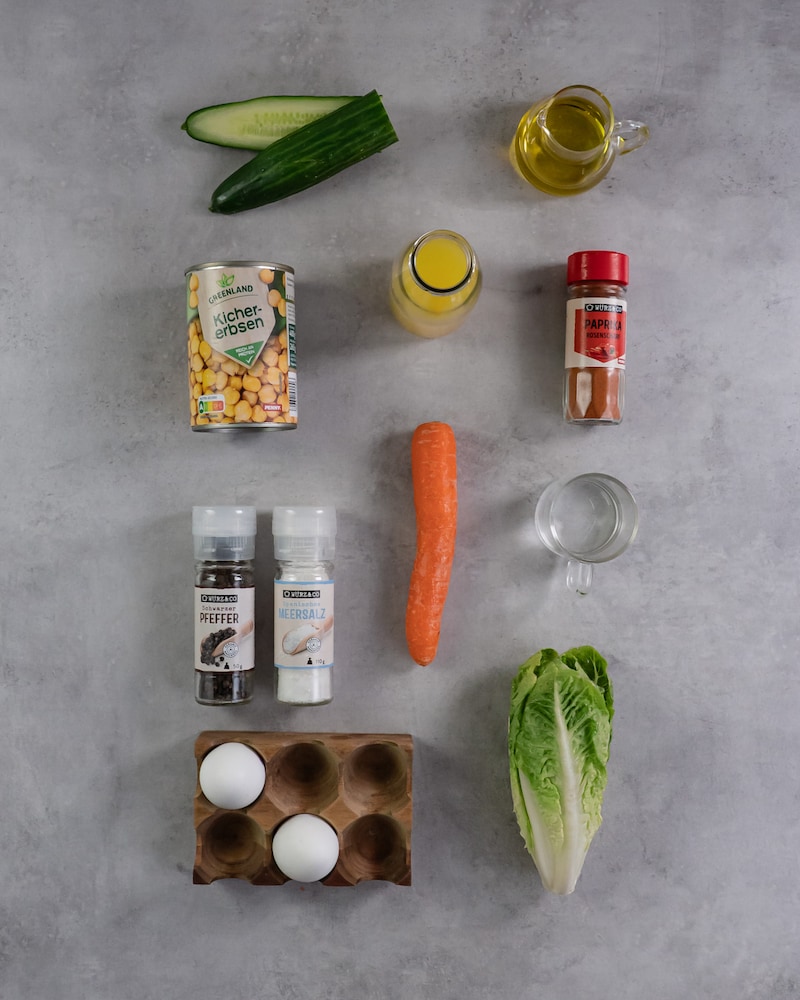 Dieses Bild zeigt alle Zutaten für unseren Kichererbsensalat.