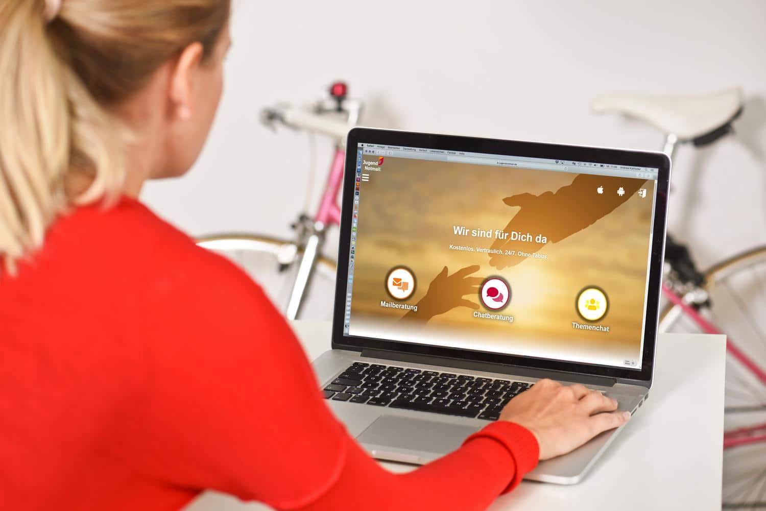 Eine Frau am Laptop mit der Website der JugendNotmail geoeffnet