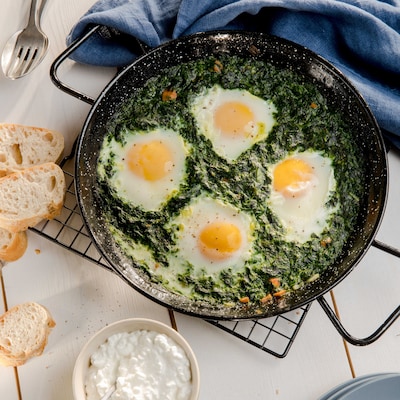 Dieses Bild zeigt Shakshuka mit Rahmspinat.