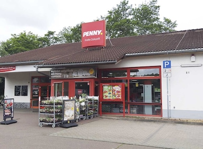 Sie sehen den Eingang vom Penny Markt in Halle (Saale) Frohe Zukunft, Dessauer Str. 81