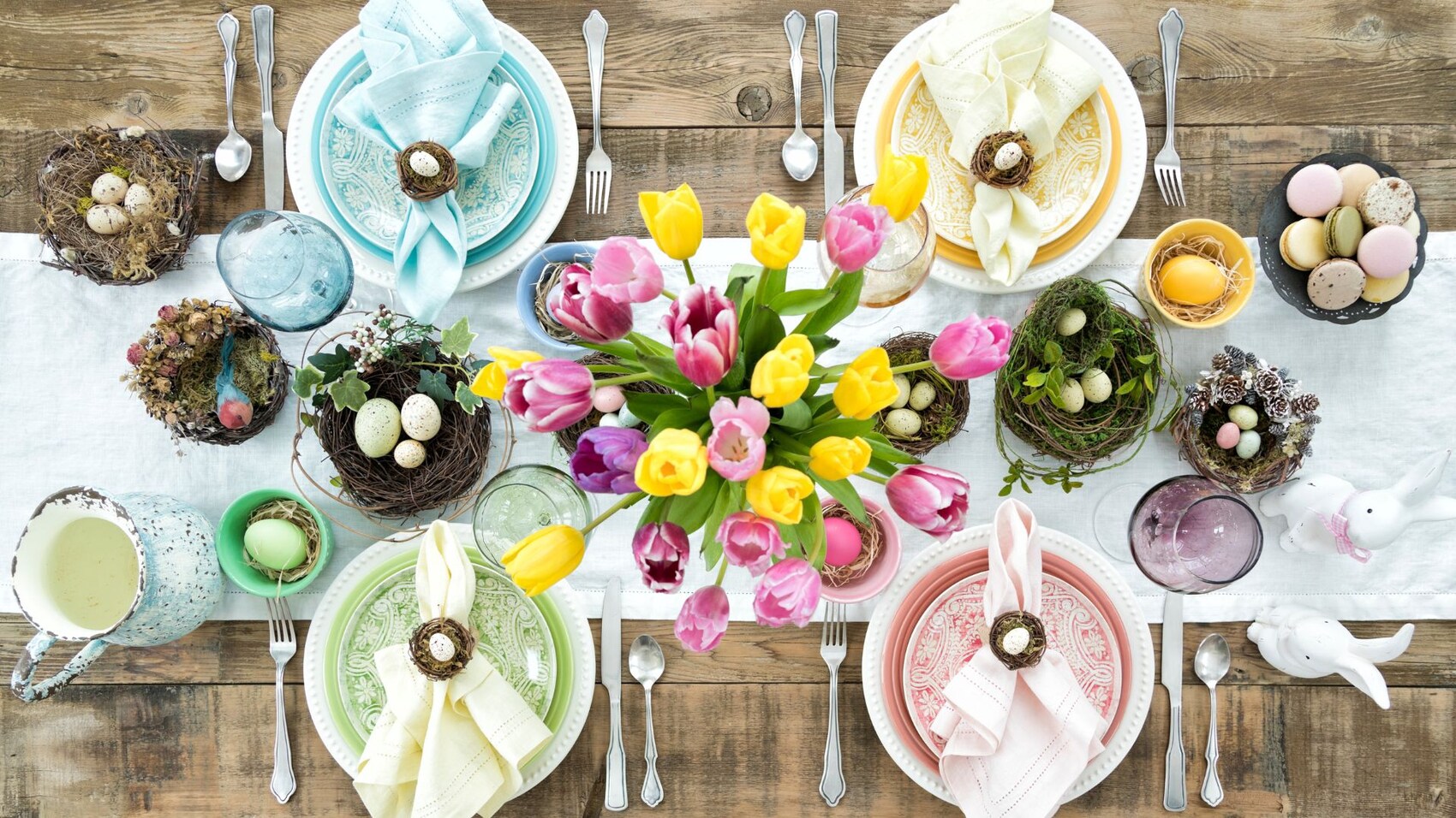 Tisch gedeckt für Ostern
