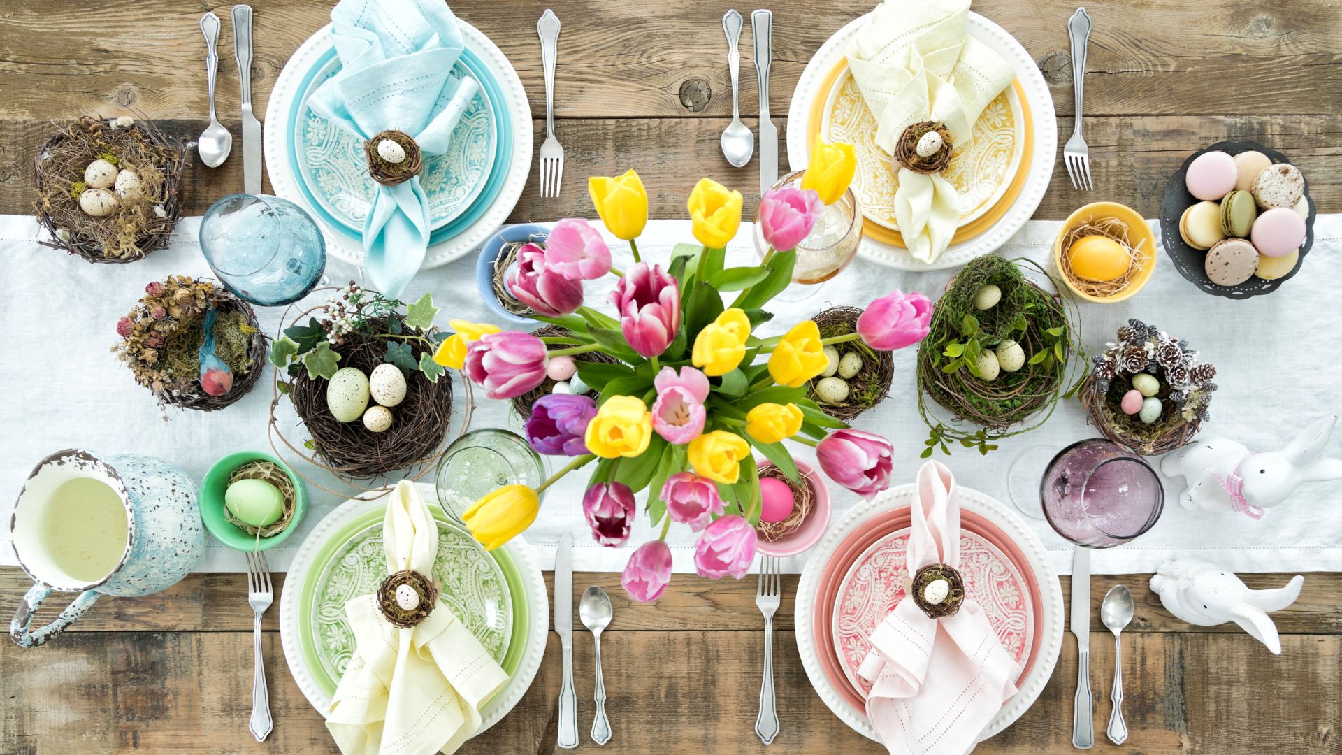 Tisch gedeckt für Ostern