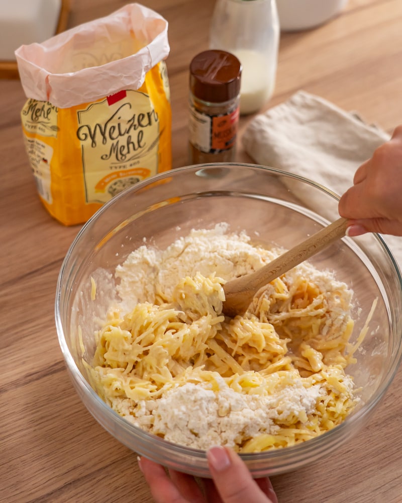 Schwedische Raggmunk mit Lachs und Kräuterschmand