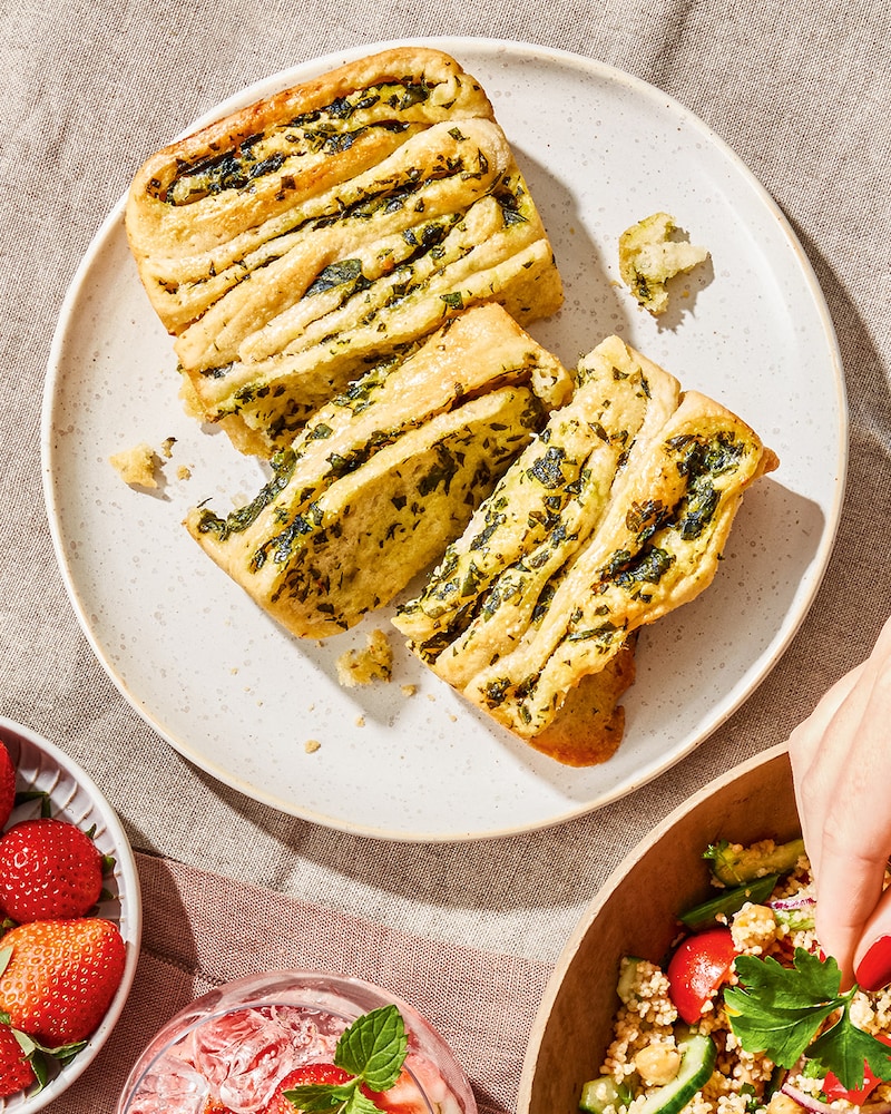 Würziges Zupfbrot mit Spinat und Knoblauch