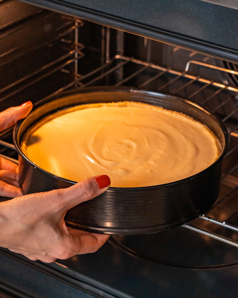 Dieses Bild zeigt wie der Kuchen in den Ofen gegeben wird.