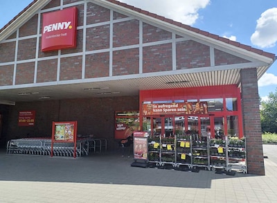 Sie sehen den Eingang vom Penny Markt in Fredenbeck, Hauptstrasse 66