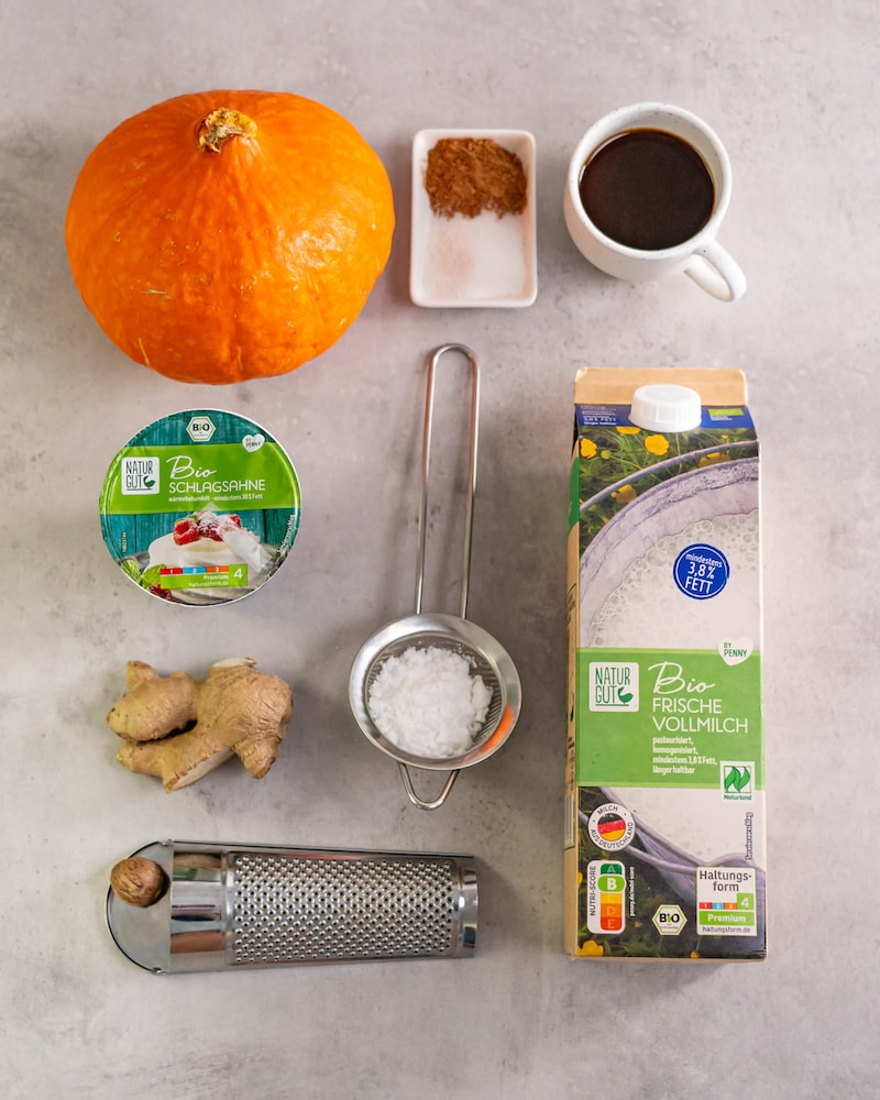 Dieses Bild zeigt die Zutaten für den Pumpkin Spice Latte.