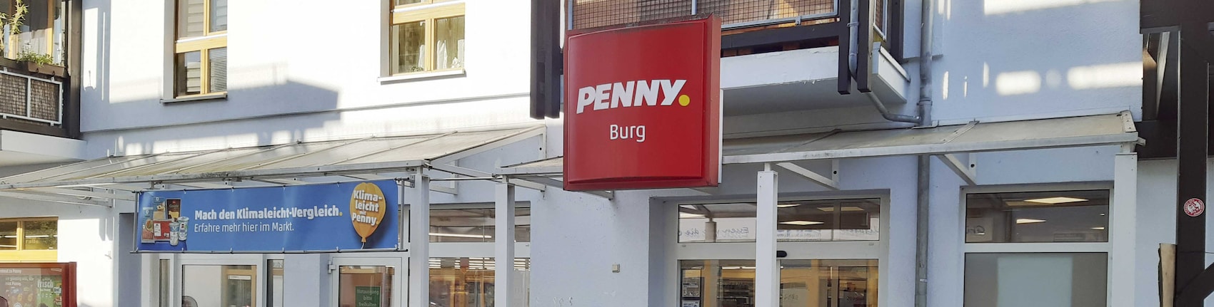 Sie sehen den Eingang vom Penny Markt in Burg Bahnhofstr. 15C