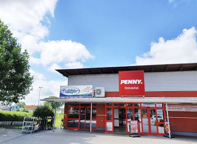 Sie sehen den Eingang vom Penny Markt in Hengersberg, Donau Str. 6