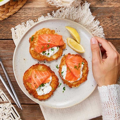 Schwedische Raggmunk mit Lachs und Kräuterschmand