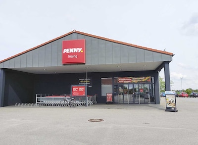 Sie sehen den Eingang vom Penny Markt in Toeging Winhoeringer Str. 23