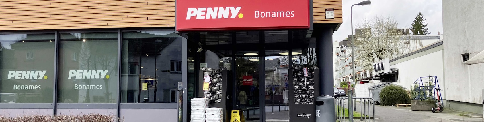 Sie sehen den Eingang vom Penny Markt in Frankfurt am Main, Oberer Kalbacher Weg 2