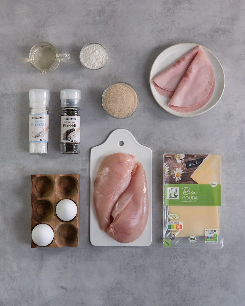 Dieses Bild zeigt die Zutaten für das Hähnchen Cordon Bleu.