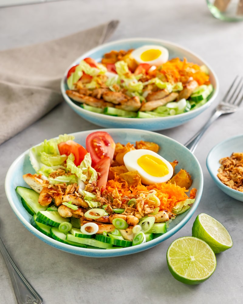 Diese Bild zeigt den fertigen Indonesischer Gado-Gado-Salat mit Hähnchen.