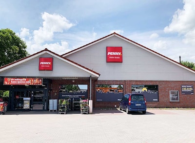 sie sehen den Eingang vom Penny Markt in Neumuenster Kieler Str. 383