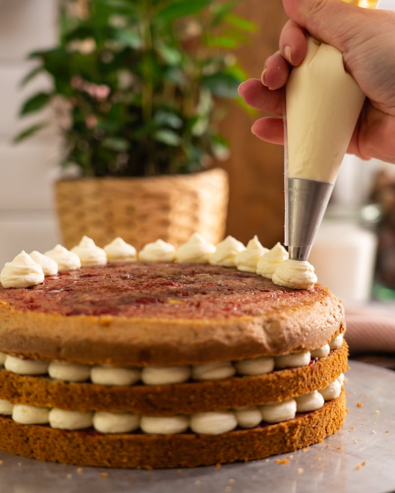 Frühlings-Schichttorte mit Macarons und Erdbeeren
