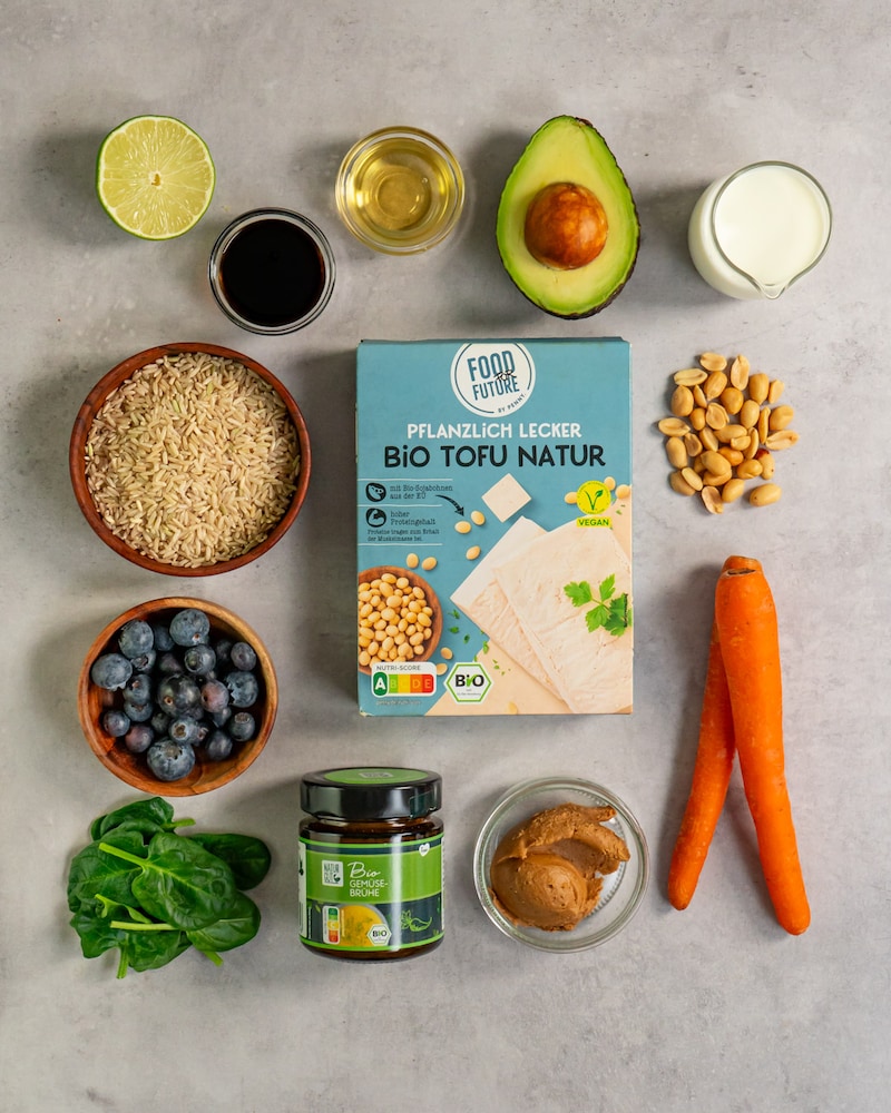 Dieses Bild zeigt die Zutaten für unsere Buddha-Bowl mit Tofu, Reis und Erdnusssauce.