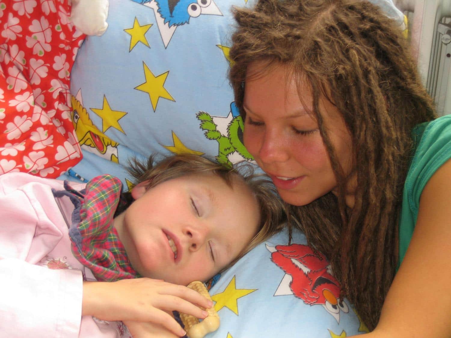 Zwei Kinder kuscheln zusammen im Bett