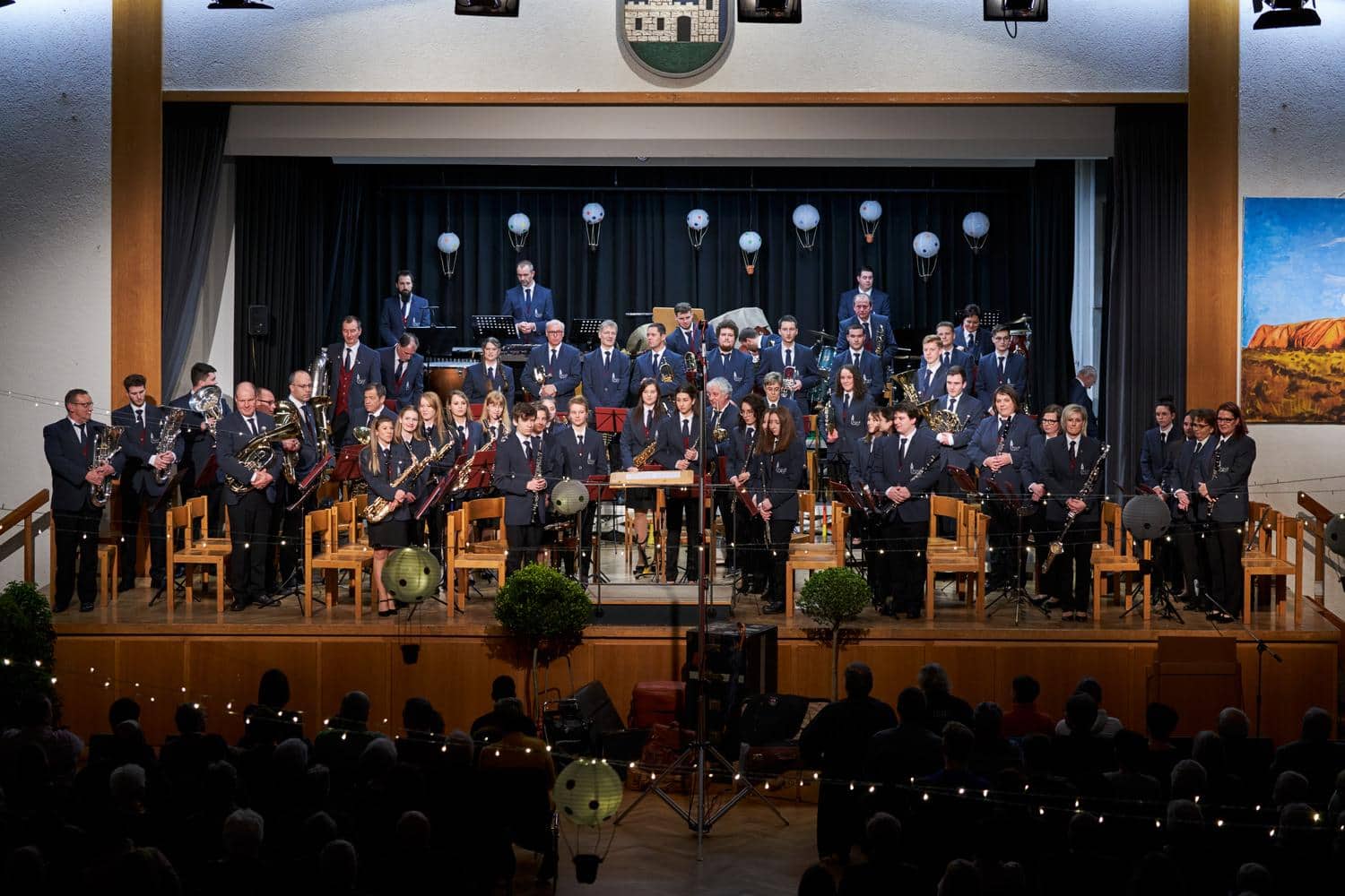 Vereinsmitglieder spielen im Orchester