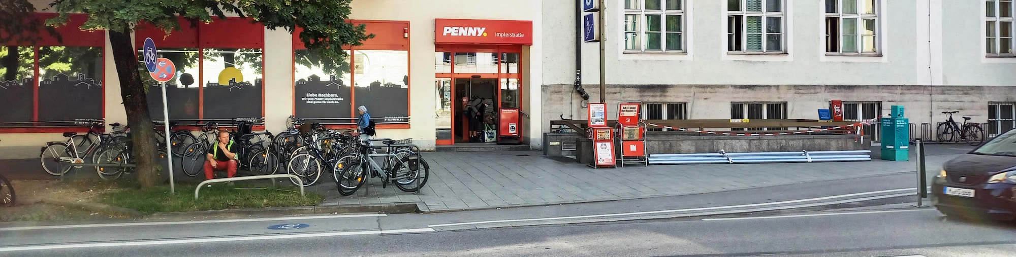 Sie sehen den Eingang vom Penny Markt in München/Sendling Implerstr. 27