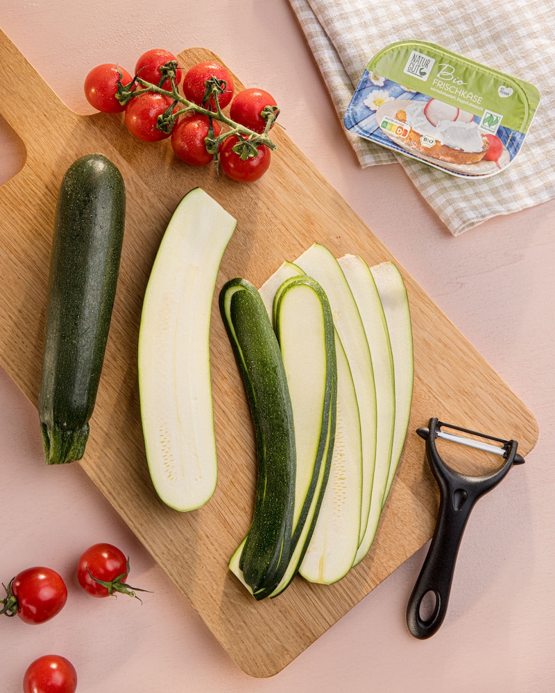 Dieses Bild zeigt geschnittene Zucchini und Tomaten.