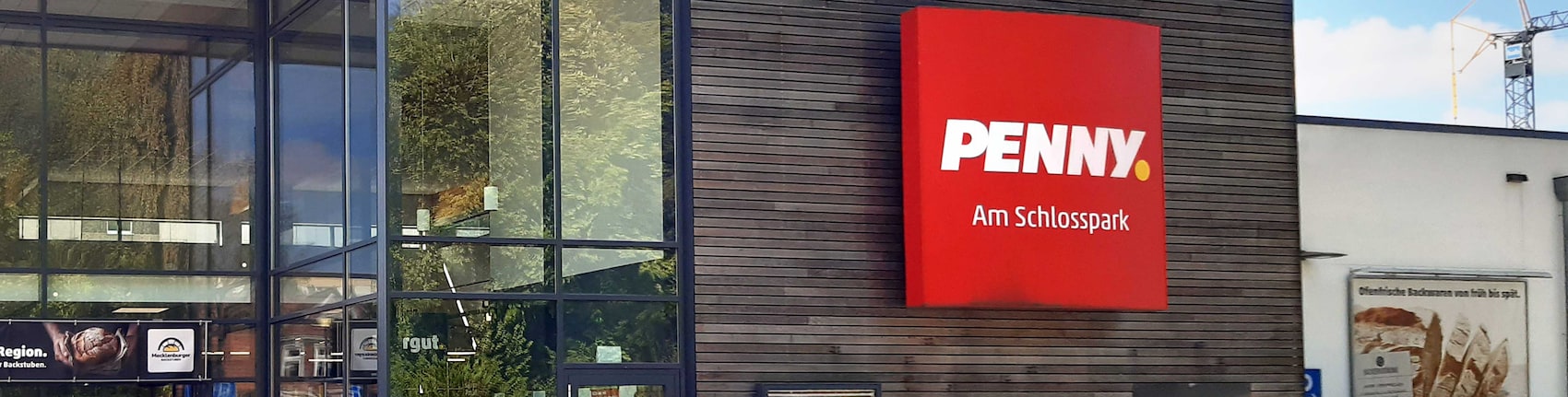 sie sehen den Eingang vom Penny Markt in Ludwigslust Hamburger Tor 1