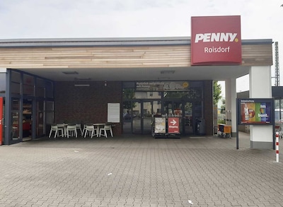 Sie sehen den Eingang vom Penny Markt in Bornheim – Roisdorf Bonner Str. 22