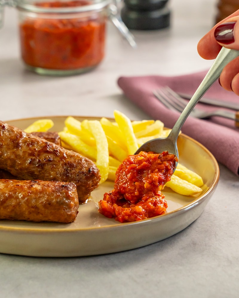 Dieses Bild zeigt wie die Cevapcici angerichtet werden.