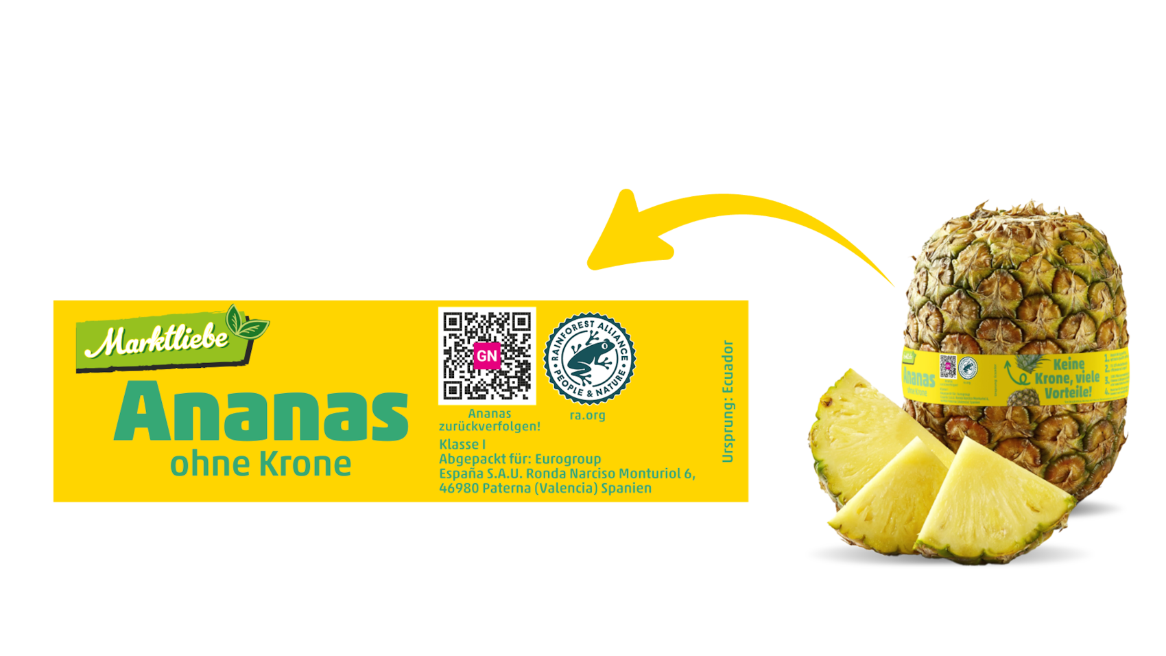 Eine aufgeschnittene Ananas neben einer ganzen Ananas mit einem Produktetikett
