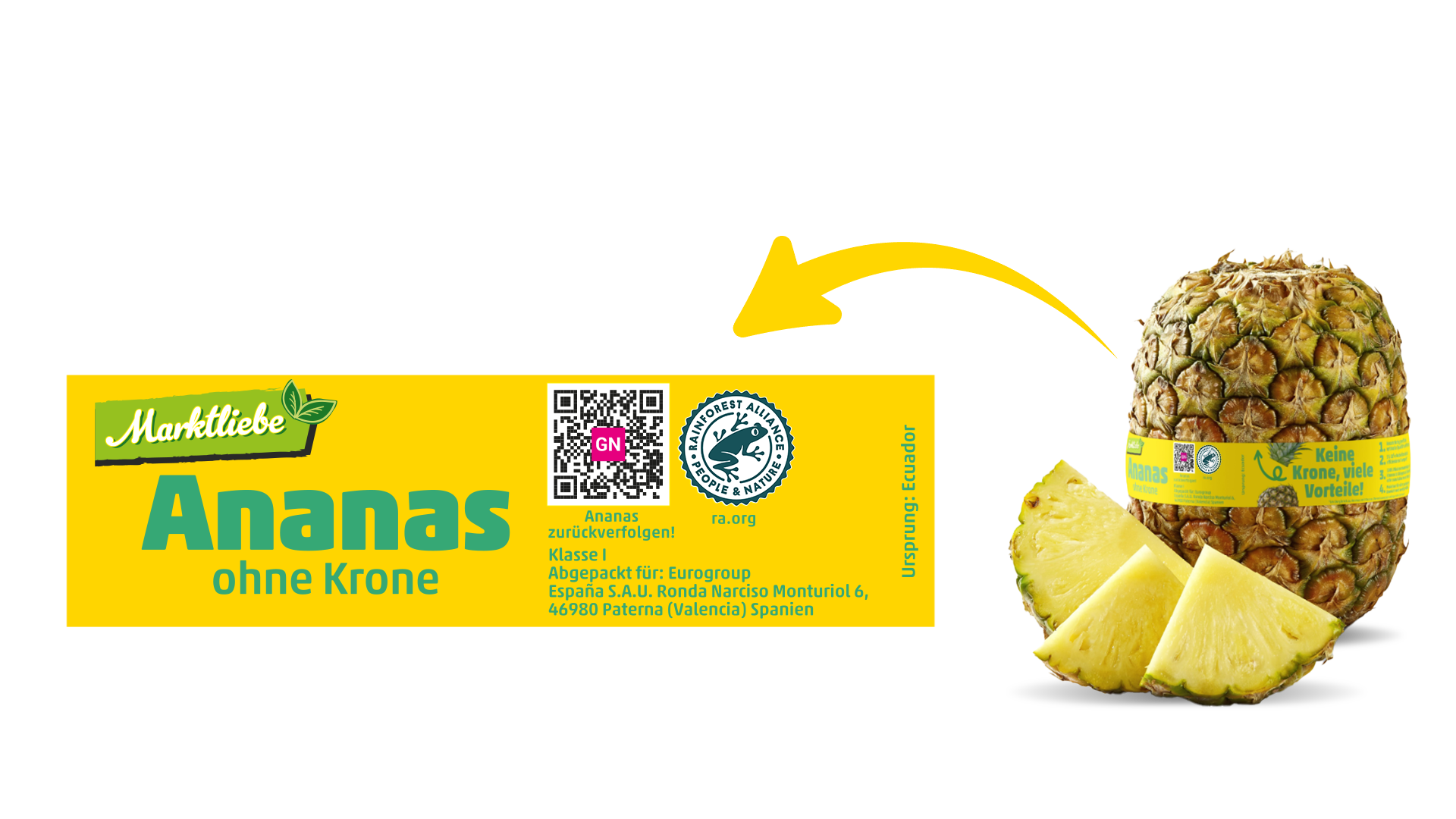 Eine aufgeschnittene Ananas neben einer ganzen Ananas mit einem Produktetikett