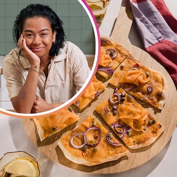 Dieses Bild zeigt den fertigen veganen Flammkuchen mit ROSA.
