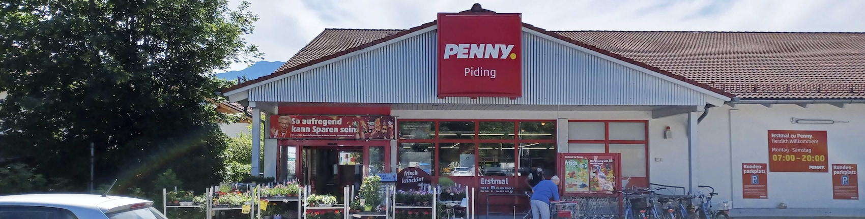 Sie sehen den Eingang vom Penny Markt in Piding Ahornstr. 38