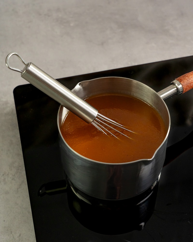 Dieses Bild zeigt wie die Sauce für das Hähnchen gemacht wird.