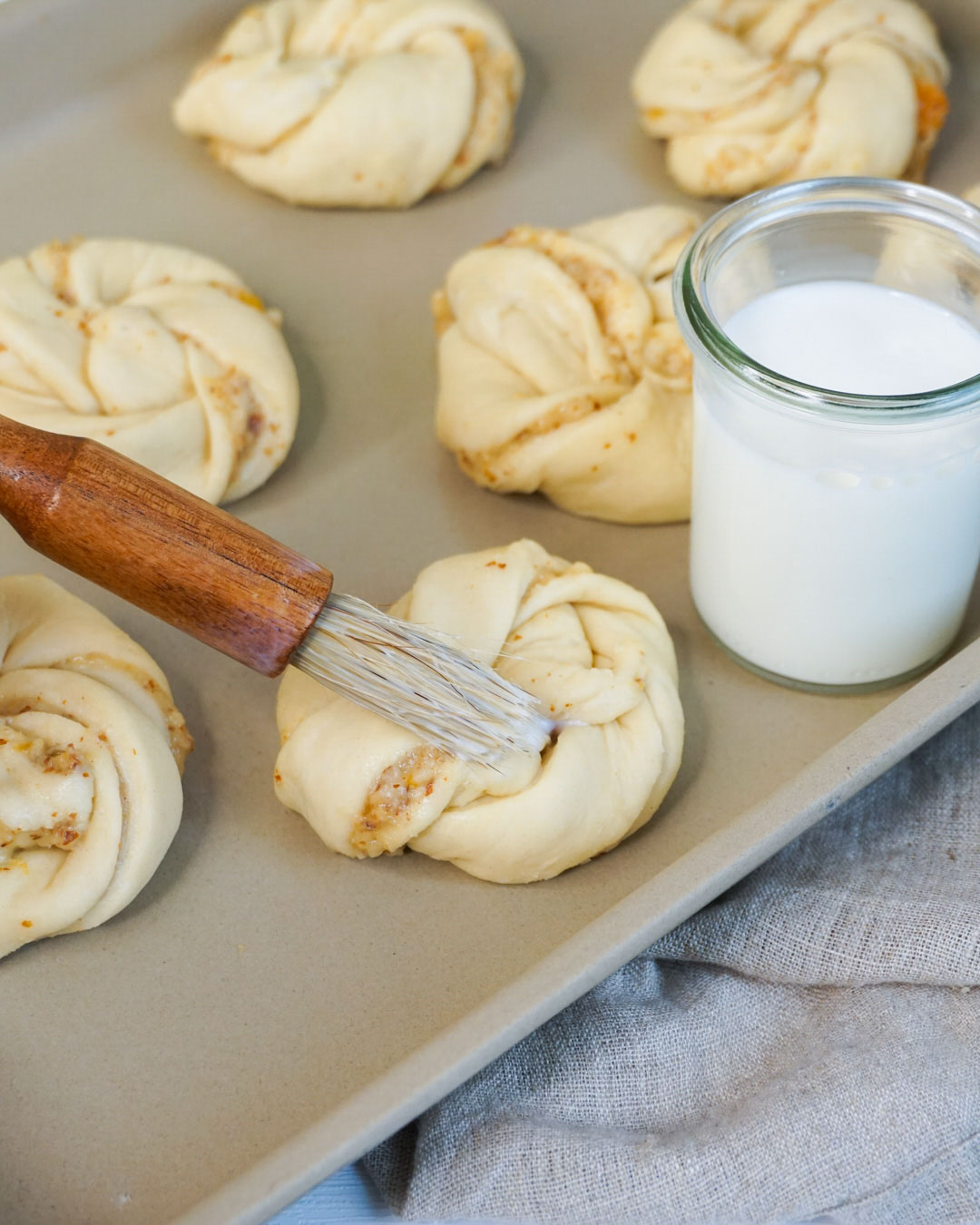 Hefeknoten mit Aprikosenfüllung - einfach selbst gebacken | PENNY.de Hefeknoten mit Aprikosenfüllung - einfach selbst gebacken | PENNY.de