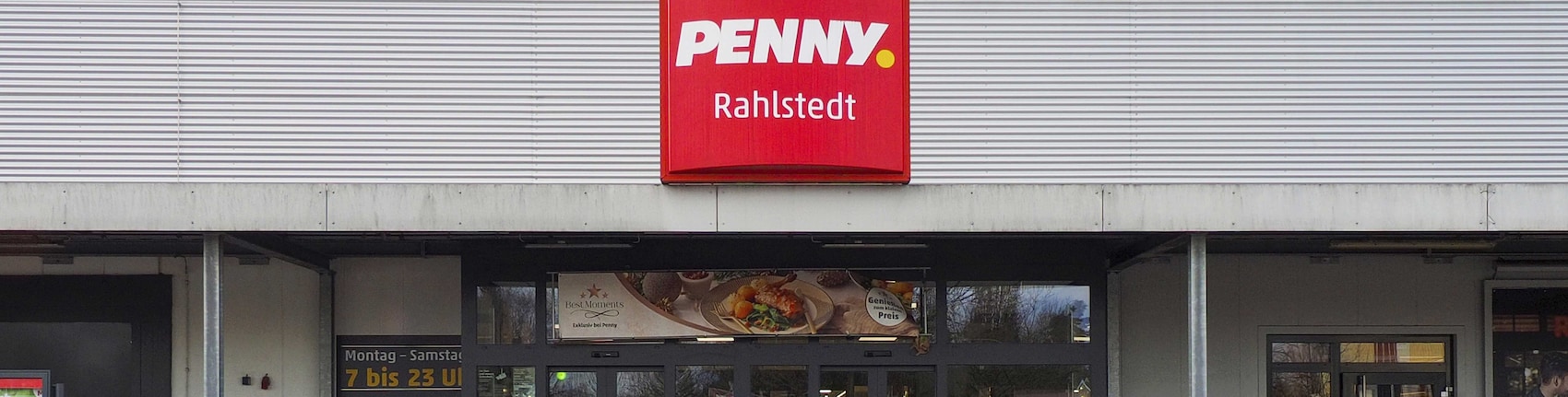 Sie sehen den Eingang vom Penny Markt in Hamburg, Bargteheider Str. 83-87