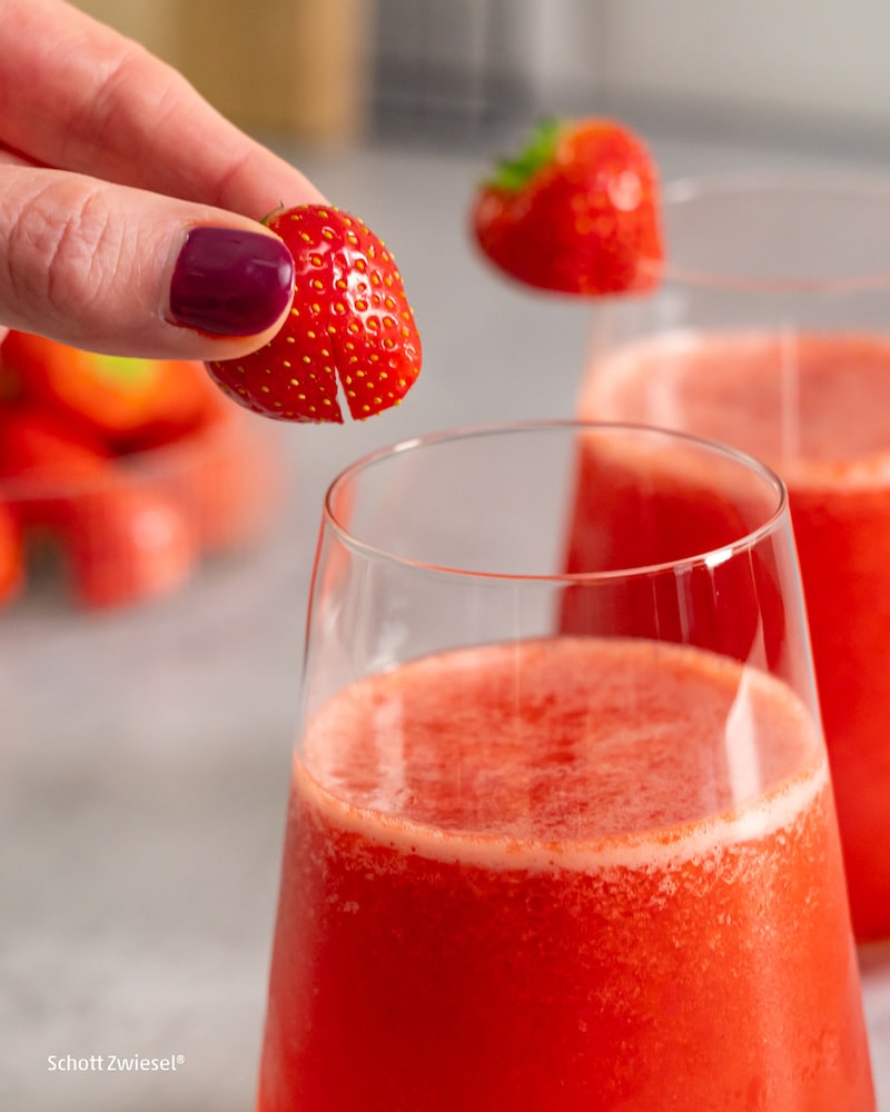 Dieses Bild zeigt wie die Erdbeere auf das Glas gesteckt wird.