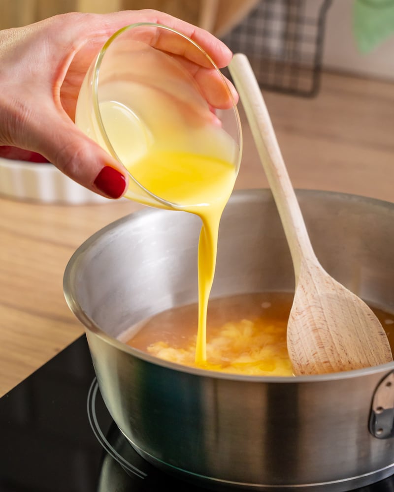 Dieses Bild zeigt wie das Puddingpulver mit dem Wasser hinzugeben wird.