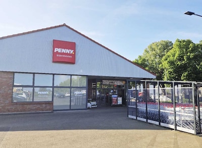 Sie sehen den Eingang vom Penny Markt in Köln – Bilderstöckchen, Longericher Str. 150