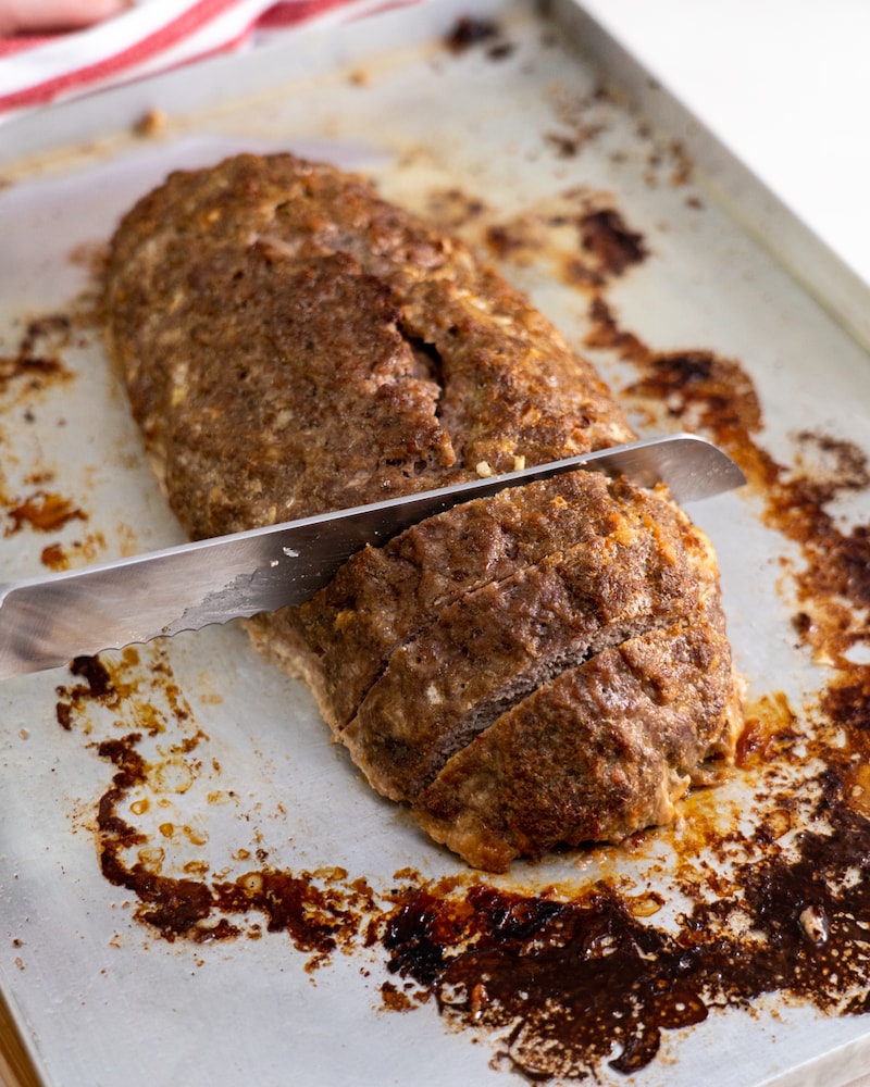 Auf diesem Bild siehst du wie der Hackbraten angeschnitten wird.