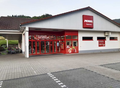 Sie sehen den Eingang vom Penny Markt in Oppenau, Schwarzwaldstr. 14