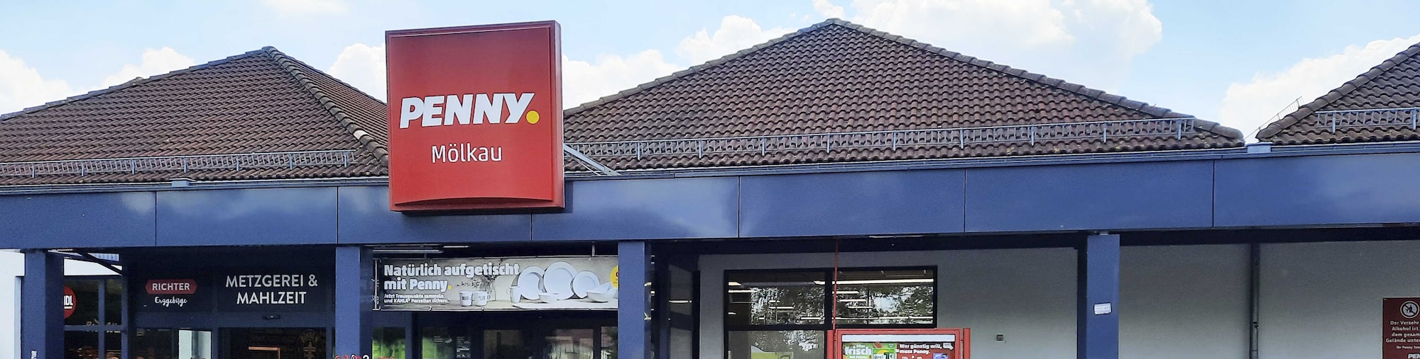 Sie sehen den Eingang vom Penny Markt in Leipzig/Baalsdorf Zweinaundorfer Str. 198