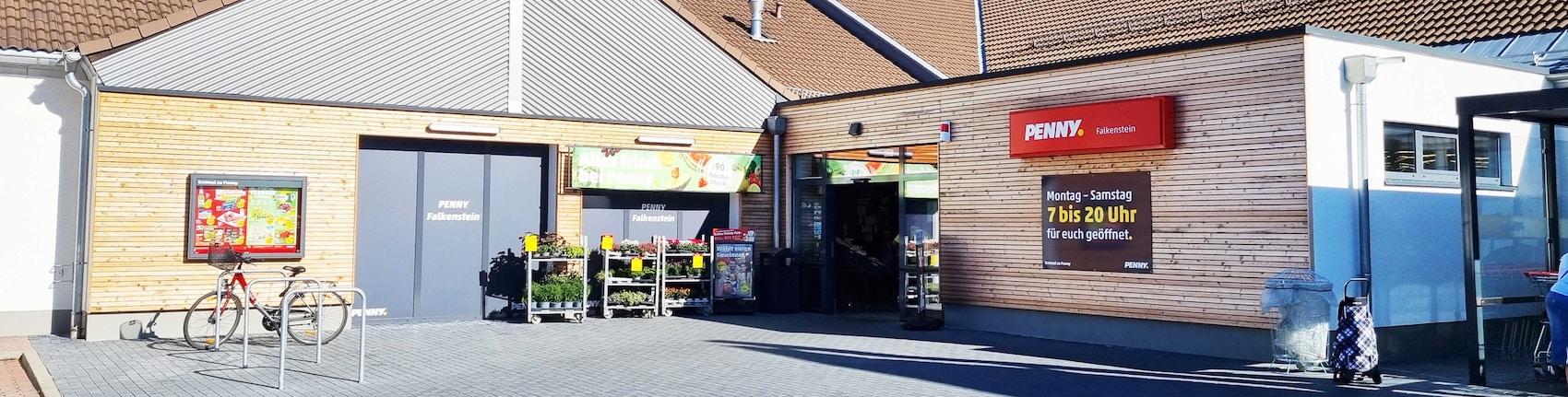 Sie sehen den Eingang vom Penny Markt in Falkenstein Hangweg 9