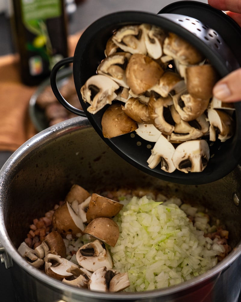 Schmorgulasch mit Champignons, Stampfkartoffeln und Brokkoli