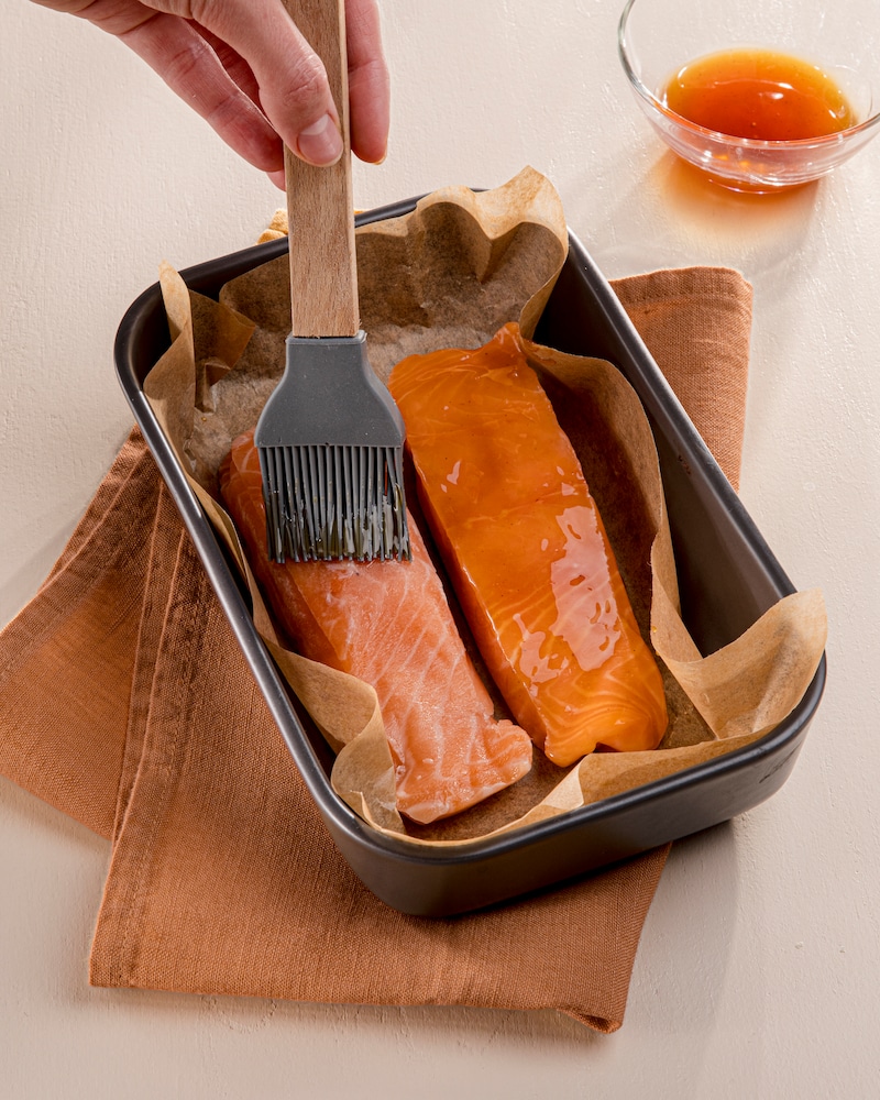 Dieses Bild zeigt wie der Lachs mariniert wird.