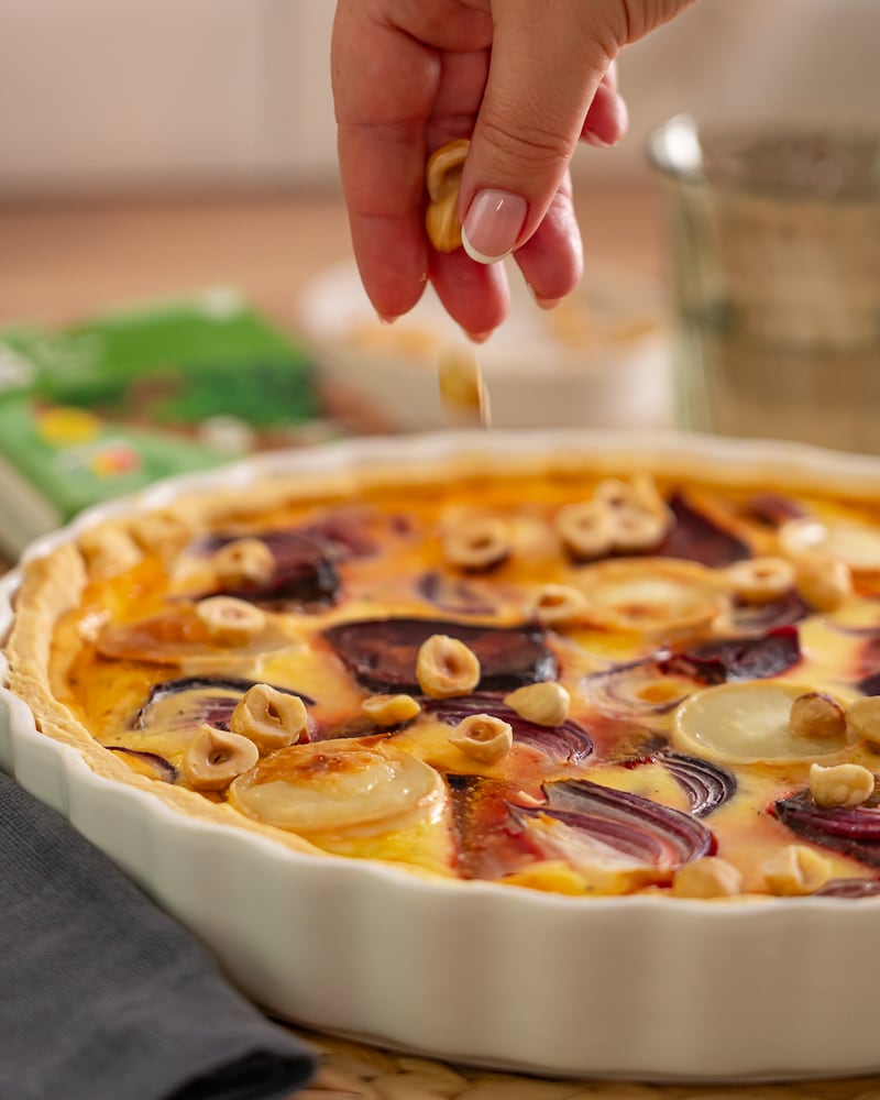 Rote-Beete-Tarte mit Ziegenkäse und gerösteten Haselnüssen