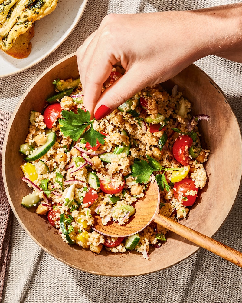 Couscous-Salat mit buntem Gemüse