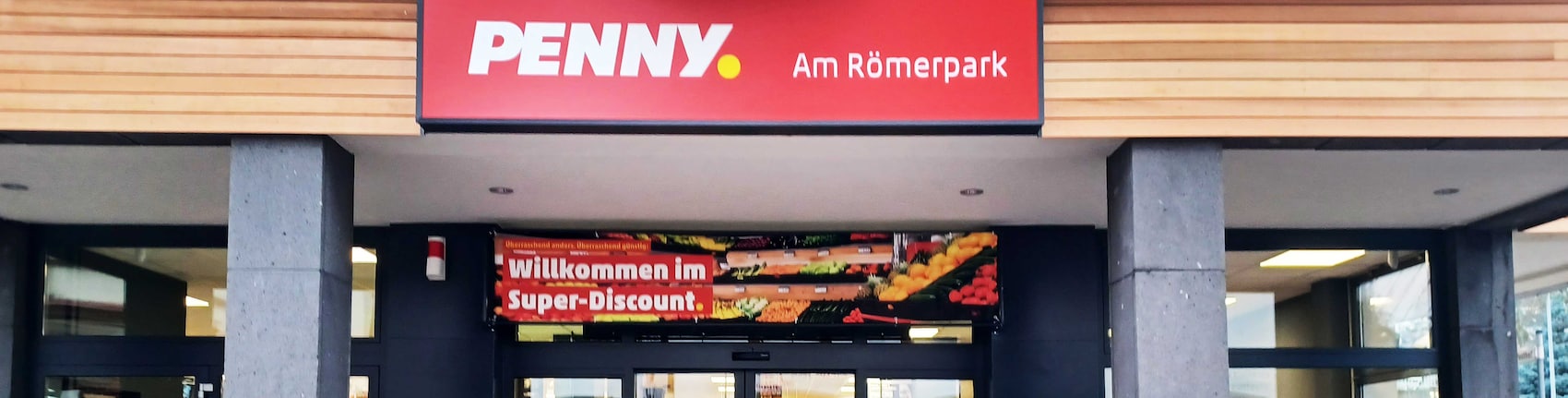 Sie sehen den Eingang vom Penny Markt in Boppard Ober Str. 171