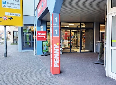 Sie sehen den Eingang vom Penny Markt in Bruchsal, Durlacher Str. 5, 7